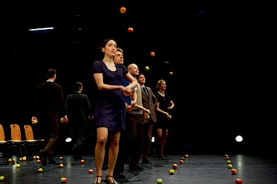 Gandini Juggling - Smashed - Smashed - eine Hoomage an Pina Bausch