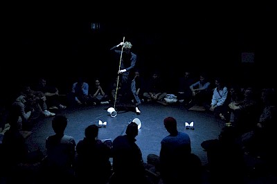 Julian Vogel - CHINA SERIES - CHINA SERIES #2: Dunkelblaue keramische Diabolos ziehe weite Kreise. Die Zuschauer lassen ihre Gedanken den Bewegungen folgen ...